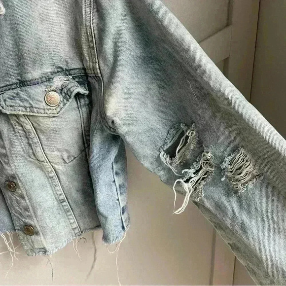 Forever 21 Cropped Denim Distressed jacket Size  M - Picture 6 of 6